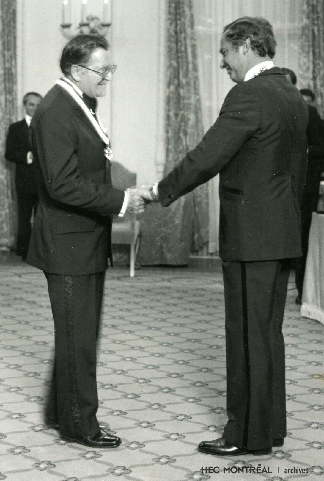   Description : Cérémonie de remise de la médaille d'officier de l'Ordre du Canada à H.-Marcel Caron, à Ottawa. Date : 1980 Crédit photo : Michael Bedford photography Cote archivistique : P089/XPH,0007