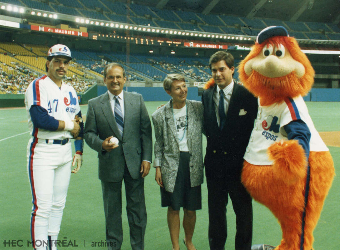   Description : Gérard Lebeau en compagnie de Youppi!, la mascotte des Expos de Montréal. Date :  [197?] Crédit photo : Photographe inconnu Cote archivistique : P090/S1/D41
