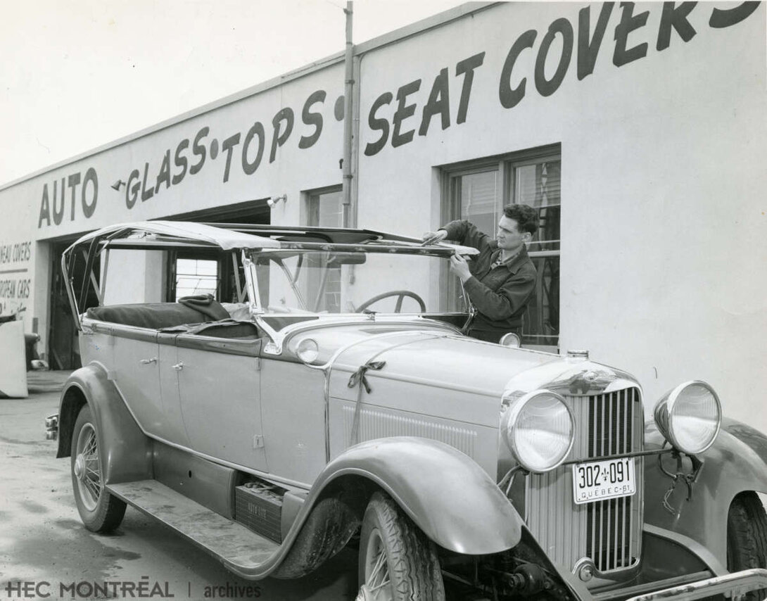   Description : Réfection du toit de vinyle d'une voiture ancienne.   Date : Inconnue Crédit photo : Studio Lausanne inc. Cote archivistique : P090/S1/D45