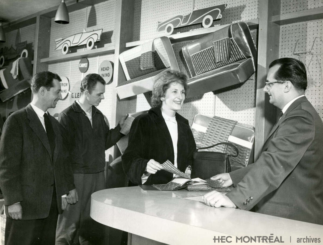   Description : Gérard Lebeau au comptoir de la Succursale Papineau.  Date : ca 1960 Crédit photo : Photographe inconnu Cote archivistique : P090/S2/D12