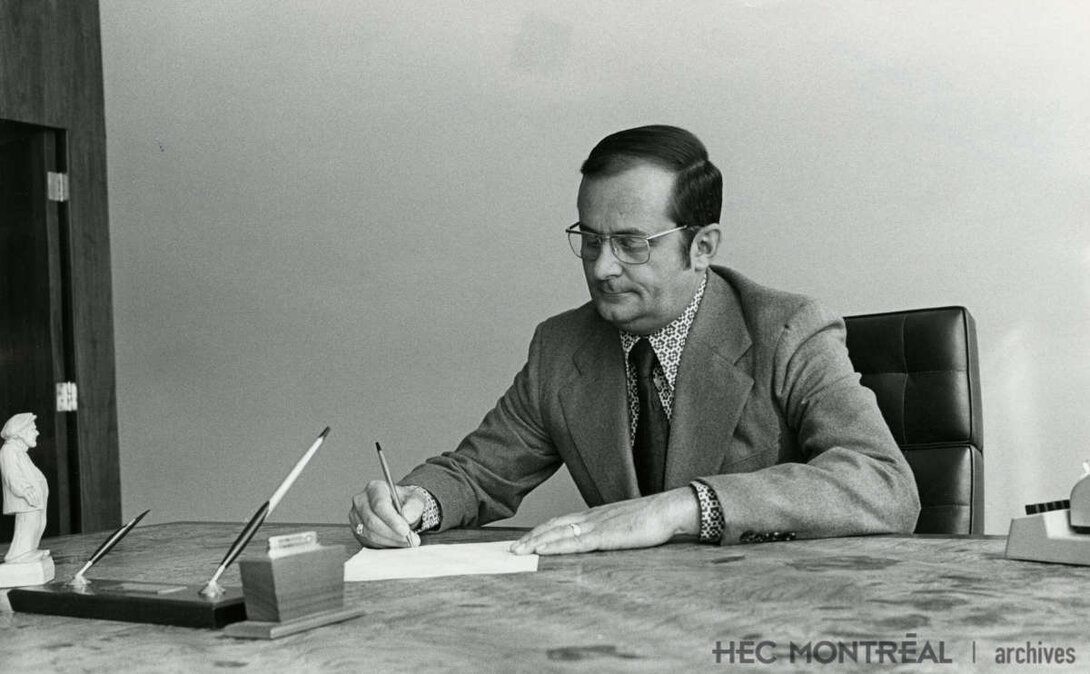   Description : Gérard Lebeau à son bureau du siège social.  Date : 1972 Crédit photo : Daniel Fontigny Cote archivistique : P090/S2/D40