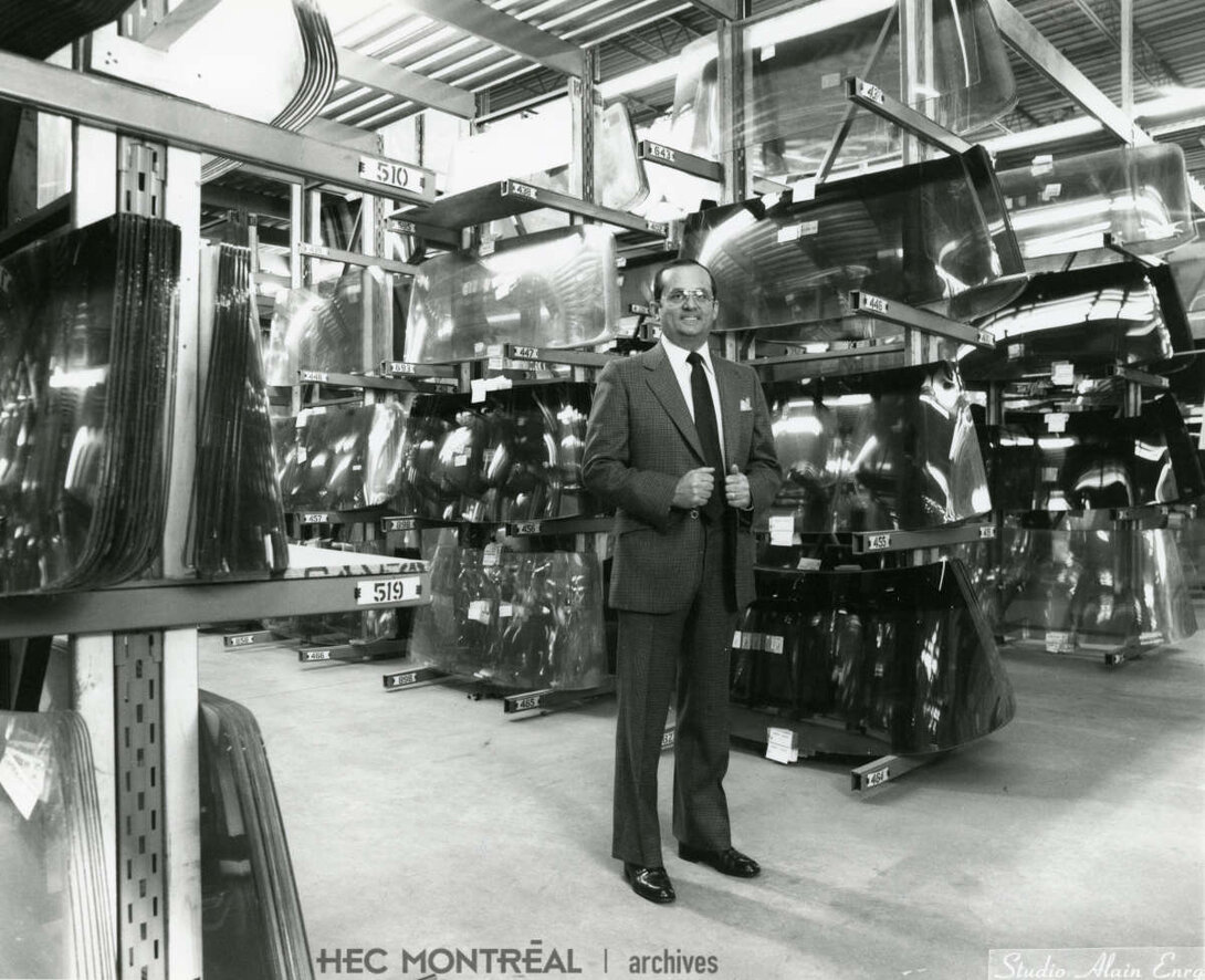   Description : Gérard Lebeau dans son entrepôt de vitres d'automobiles.  Date : 1972 Crédit photo : Studio Alain Enrg., Montréal Cote archivistique : P090/S2/D40