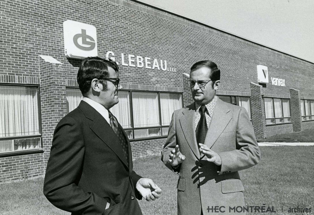   Description : Guy Lebeau et Gérard Lebeau devant le siège social de G. Lebeau Ltée.  Date : Inconnue Crédit photo : Daniel Fontigny Cote archivistique : P090/S2/D40