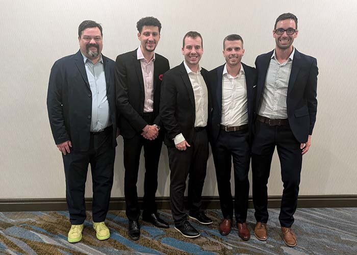L&rsquo;&eacute;quipe gagnante du concours PrimeTime Sports &ndash; MLSE, (de gauche &agrave; droite) Christian Gendron, Amine Ben Arous, Charles Martel et Nicolas Rouleau-Breton, avec Samuel Ouellette.