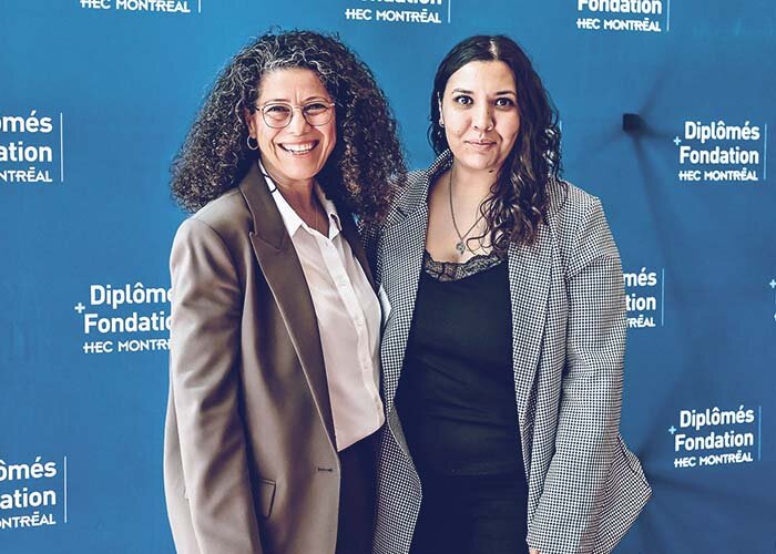 La directrice de la ma&icirc;trise en gestion (M. Sc.) Sihem Taboubi et Khaoula Chehbouni.