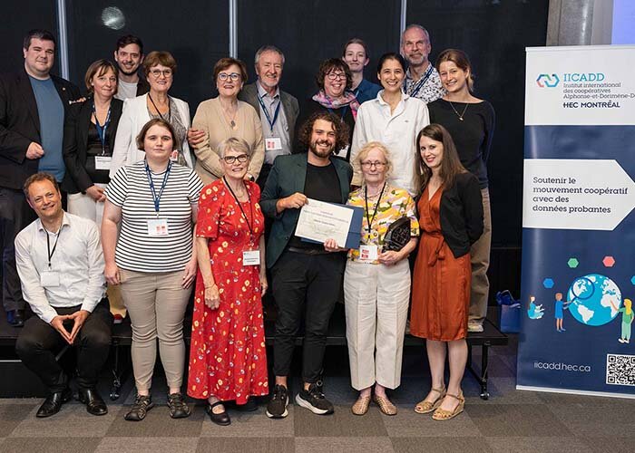 L&rsquo;&eacute;quipe actuelle de l&rsquo;IICADD en compagnie de la professeure honoraire Marie-Claire Malo, du professeur honoraire Benoit Tremblay et de la premi&egrave;re biblioth&eacute;caire de HEC Montr&eacute;al sur les coop&eacute;ratives, Michelle Champagne.