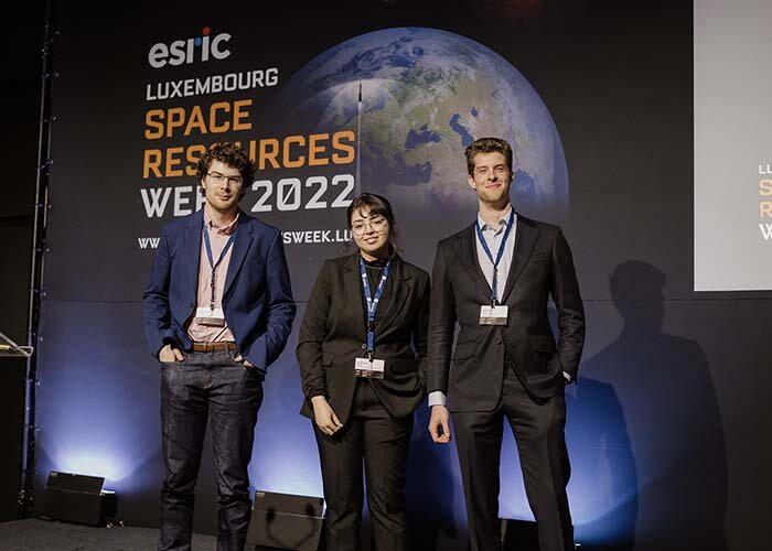 Les &eacute;tudiants Vincent Therrien, Ghita El Anbri et Ugo Mahue, remportant la 1re place du concours d&rsquo;affiches de la conf&eacute;rence internationale Space Ressources Week 